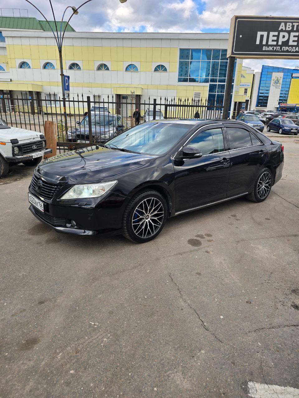 Toyota Camry 2014 — фото 1 из 10